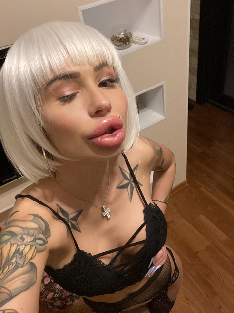 Header of trust_no_hoes